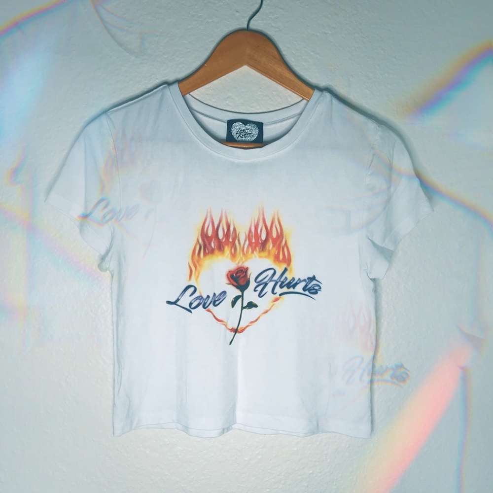 🔥”LOVE HURTS” WHITE TEE🔥